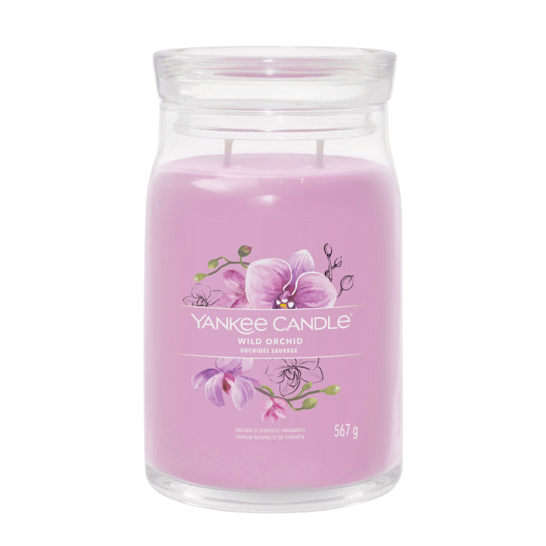 Questa è una fragranza Fiorita. Fuggite in un lussureggiante paradiso tropicale con inebrianti profumi fioriti e dolci e note che richiamano la frutta matura. Candela realizzata con due stoppini e un mix di altissima qualità di cera di soia. Tempo di combustione: 60 a 90 ore. In negozio e online su tuttochic.it