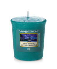 Informazioni sulla fragranza Questa è una fragranza Fiorita. Ammirate le stelle nel cielo notturno, mentre accenti che evocano la rosa, l'ambra e il muschio danzano nella fresca brezza. ;Ogni candela sampler è 49 gr. Tempo di combustione: 15 ore circa. In negozio e online su tuttochic.it