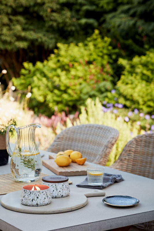 Candela creata appositamente per gli ambienti esterni. Outdoor Collection di Yankee Candle aiuta a creare un ambiente all'aria aperta piacevole che sembra parte della casa. fragranza Ocean Hibiscus perfetta per farvi compagnia all'aperto... profumi di fiori acquatici e la citronella. In negozio e online su tuttochic.it