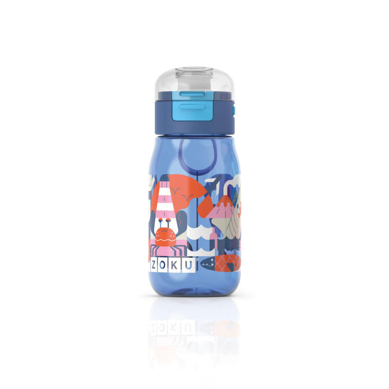 Bottiglia da idratazione per bambini dal design semplice ed elegante con tappo protettivo trasparente apribile con pulsante, beccuccio riparato con circonferenza ampia e blocco laterale. • Lavabile in lavastoviglie• Materiali: Tritan e silicone• Capacità: 465 ml. In negozio e online su tuttochic.it