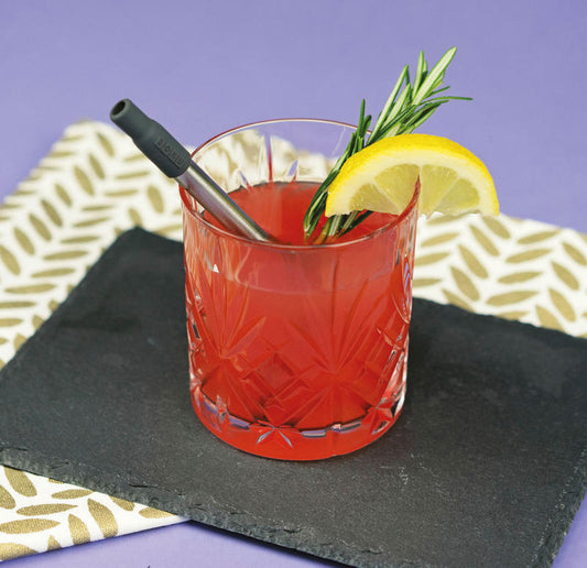 Piccola cannuccia telescopica in acciaio inox portatile e riutilizzabile, ideata per sostituire le cannucce di plastica monouso. Ideale da portare con sè ovunque. La confezione contiene: una cannuccia, una custodia, un anello portachiavi e una spazzola per la pulizia. In negozio e online su tuttochic.it