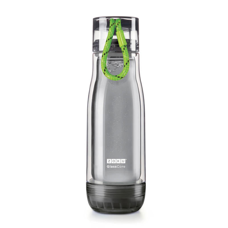 Bottiglia in vetro (borosilicato) con protezione esterna in plastica e guarnizione in silicone. • Mantiene fredda o calda la temperatura delle bevande • Chiusura ermetica con blocco • Apertura facile e veloce • Cordino incorporato • Resistente agli urti e cadute • Capacità: 475 ml. In negozio e online su tuttochic.it
