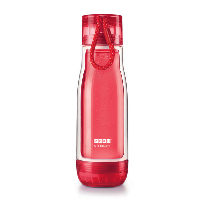 Bottiglia in vetro (borosilicato) con protezione esterna in plastica e guarnizione in silicone. • Mantiene fredda o calda la temperatura delle bevande • Chiusura ermetica con blocco • Apertura facile e veloce • Cordino incorporato • Resistente agli urti e cadute • Capacità: 475 ml. In negozio e online su tuttochic.it