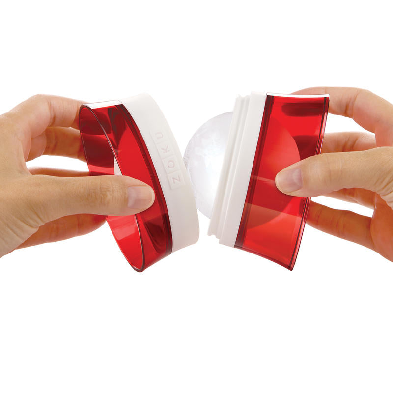 Set di due stampi in silicone con bordo in plastica rigida per creare delle bellissime palle di ghiaccio. Utilizzatele per rinfrescare i vostri drink, ghiacciare frutta per aperitivi in compagnia. Con Zoku Ice Balls puoi goderti i tuoi drink preferiti freschi senza variarne sapore. In negozio e online su tuttochic.it