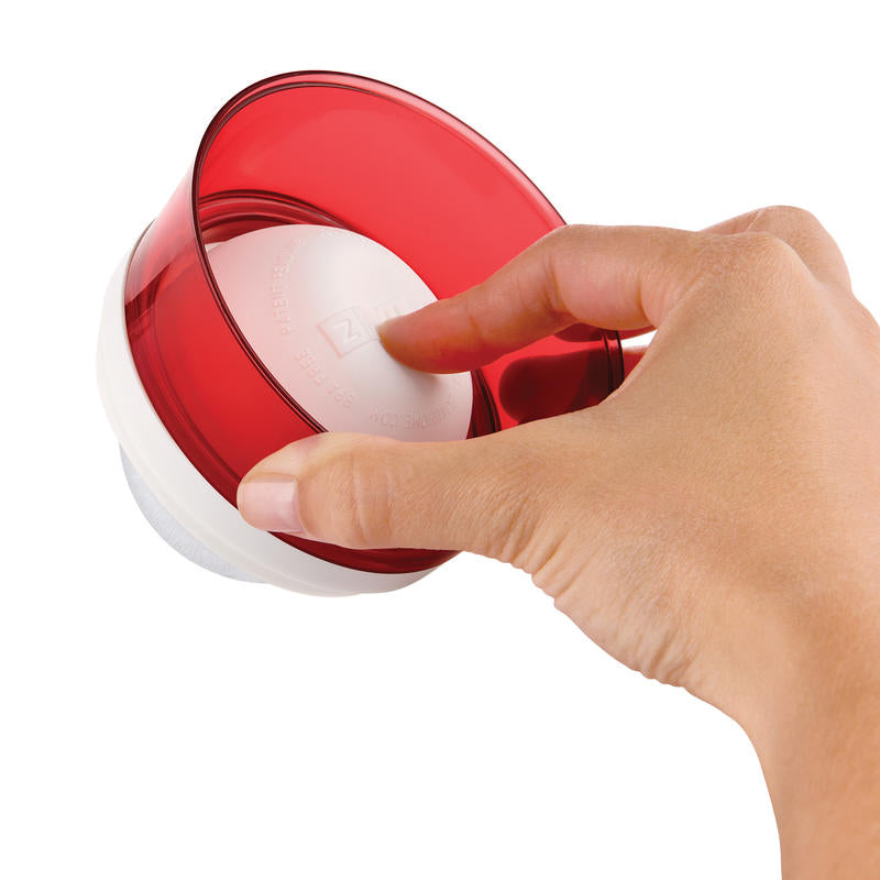 Set di due stampi in silicone con bordo in plastica rigida per creare delle bellissime palle di ghiaccio. Utilizzatele per rinfrescare i vostri drink, ghiacciare frutta per aperitivi in compagnia. Con Zoku Ice Balls puoi goderti i tuoi drink preferiti freschi senza variarne sapore. In negozio e online su tuttochic.it