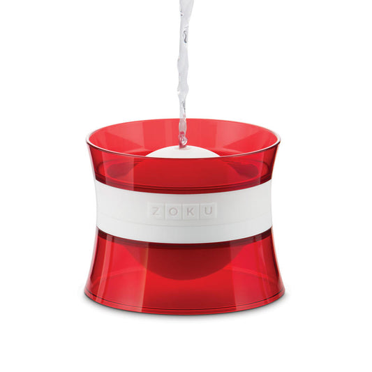 Set di due stampi in silicone con bordo in plastica rigida per creare delle bellissime palle di ghiaccio. Utilizzatele per rinfrescare i vostri drink, ghiacciare frutta per aperitivi in compagnia. Con Zoku Ice Balls puoi goderti i tuoi drink preferiti freschi senza variarne sapore. In negozio e online su tuttochic.it