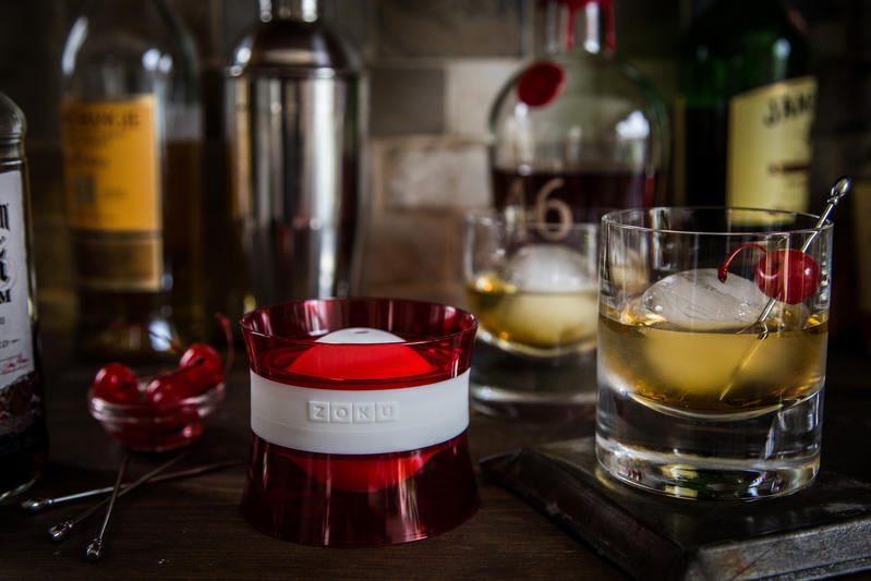 Set di due stampi in silicone con bordo in plastica rigida per creare delle bellissime palle di ghiaccio. Utilizzatele per rinfrescare i vostri drink, ghiacciare frutta per aperitivi in compagnia. Con Zoku Ice Balls puoi goderti i tuoi drink preferiti freschi senza variarne sapore. In negozio e online su tuttochic.it