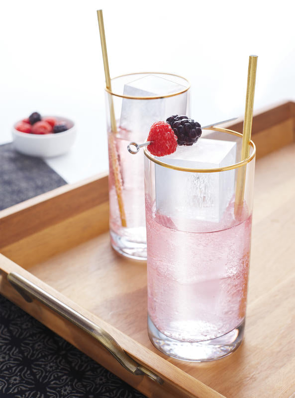 Set di due stampi in silicone, sigillati da un tappo in plastica rigida per creare sei cubi di ghiaccio ognuno. Facili da fare e da rimuovere dagli stampi Utilizzateli per rinfrescare i vostri drink, ghiacciate frutta o altro utilizzando la vostra fantasia per aperitivi in compagnia. In negozio e online su tuttochic.it