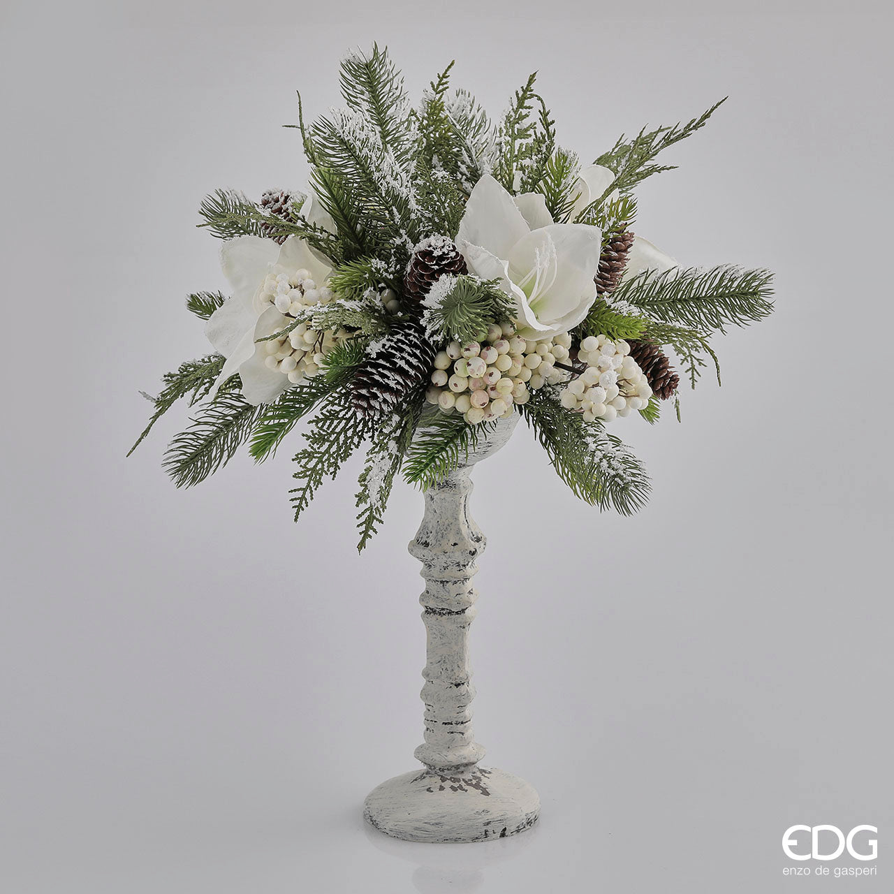 Centrotavola portacandele (candela esclusa) in legno con rami di pino, fiori e bacche. Dimensioni: cm 40 x 46 h.