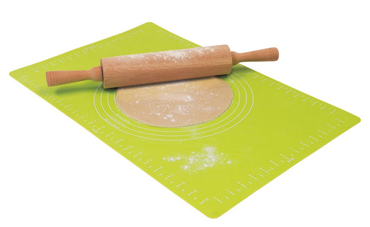 Tappetino in silicone, può essere utilizzato per impastare, arrotolare e modellare impasti di pane, pizza, pasta, dolci Presenta un grazioso disegno centrale e utili anelli di guida contrassegnati con misure di facile lettura per aiutarti a stendere o tagliare con precisione. Dimensioni: 38 x 57. Online su tuttochic.it