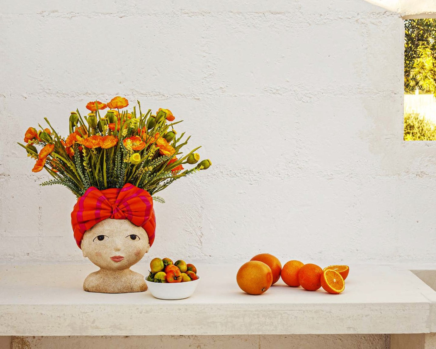 Cachepot in resina con turbante decorato di colore fucsia. Dimensioni: cm 20 x 19 x 34 h. CON… TURBANTE BELLEZZA Ad occhi aperti le vedi, ad occhi chiusi le sogni. Le donne del Sud America hanno una conturbante bellezza. Femminili cachepot da collezione, omaggio a Carmen Miranda. In negozio e online su tuttochic.it