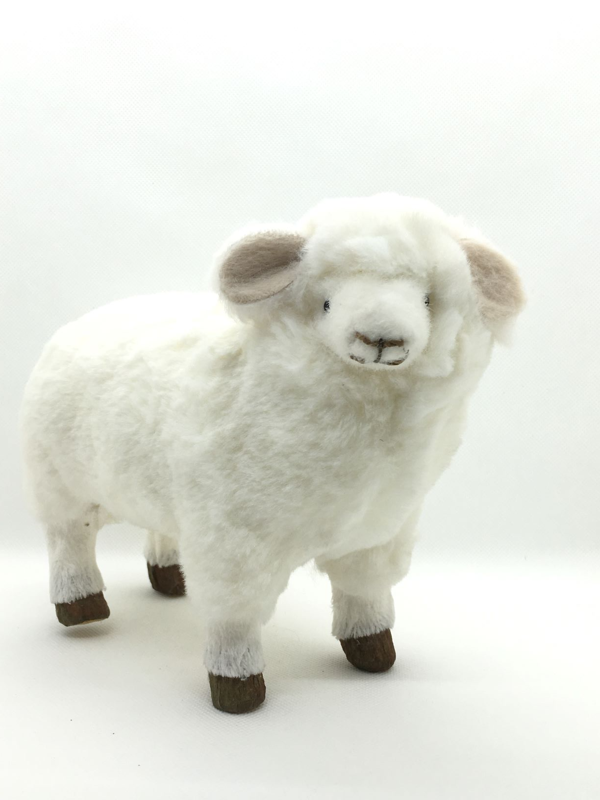 Pecorella di peluche. Dimensioni: cm 20 x 16 h Articolo decorativo, non è un giocattolo.