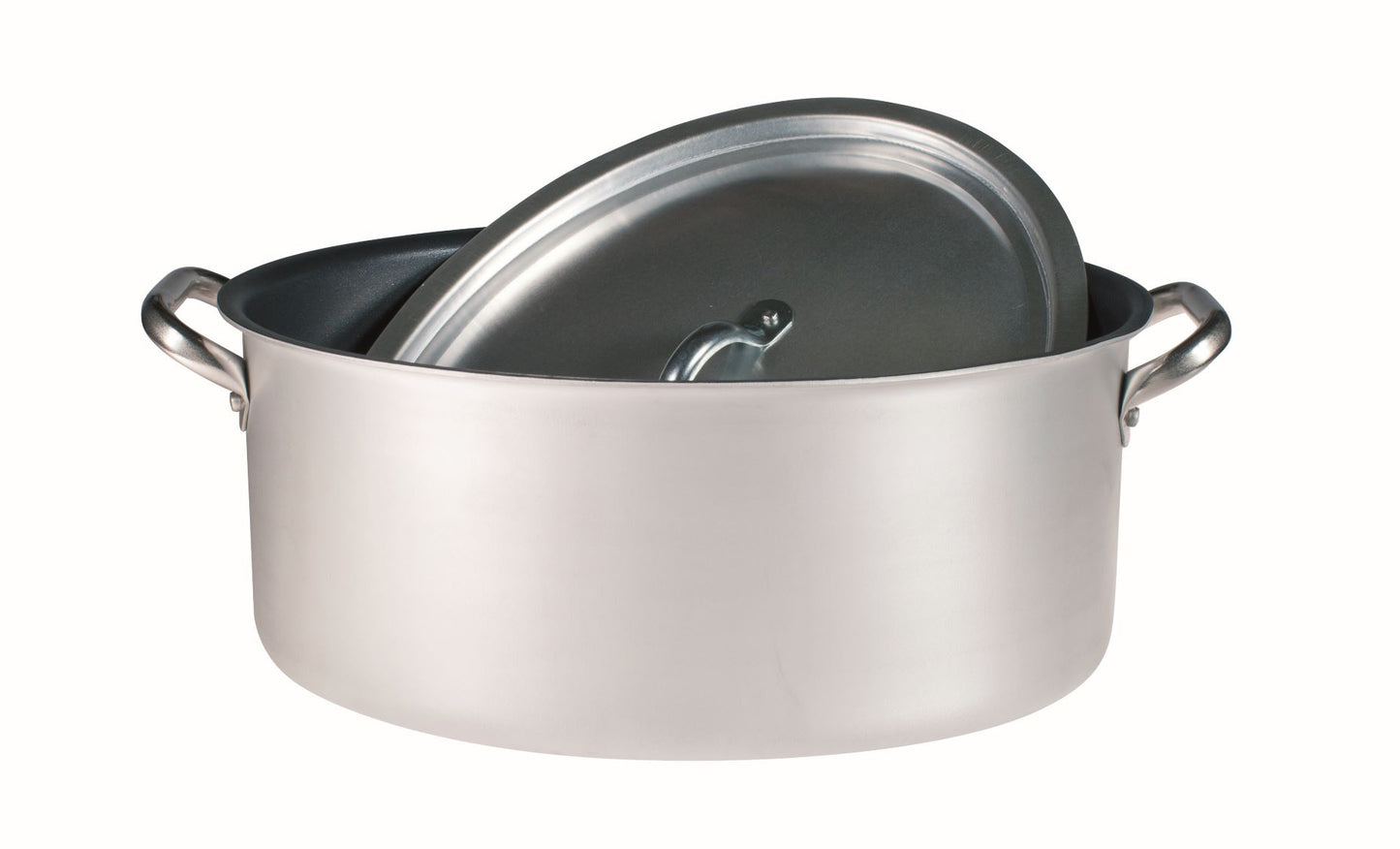 Casseruola ovale 32 cm in alluminio antiaderente da 3 mm con 2 maniglie inox e coperchio. Indicata per i volatili da cucinare interi, sia su piano di cottura sia in forno. In molte tradizioni gastronomiche è presentata in tavola e il padrone di casa ne dispensa le porzioni. In negozio e online su tuttochic.it