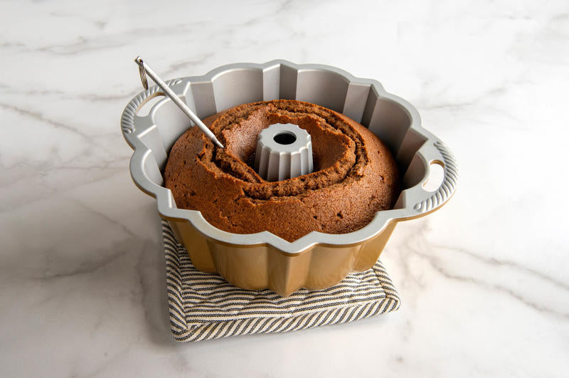 Il più classico degli stampi di Nordic Ware, l'originale Bundt! Stampo per torta con maniglie che rendono semplice il sollevamento e il capovolgimento. Facile da usare e facile rimuovere la torta dallo stampo• Materiale: Alluminio pressofuso• Rivestimento antiaderente• In negozio e online su tuttochic.it