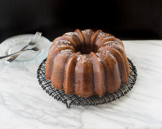 Il più classico degli stampi di Nordic Ware, l'originale Bundt! Stampo per torta con maniglie che rendono semplice il sollevamento e il capovolgimento. Facile da usare e facile rimuovere la torta dallo stampo• Materiale: Alluminio pressofuso• Rivestimento antiaderente• In negozio e online su tuttochic.it