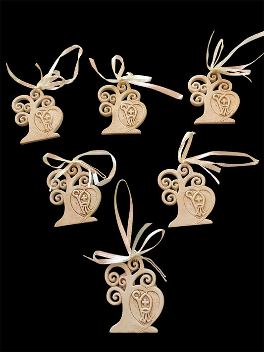 Set di 6 bomboniere Albero della Vita in resina decorata di colore beige "Cresima". Dimensioni singolo pezzo: cm 5 x 6 h. Confettata non inclusa. In negozio e online su tuttochic.it