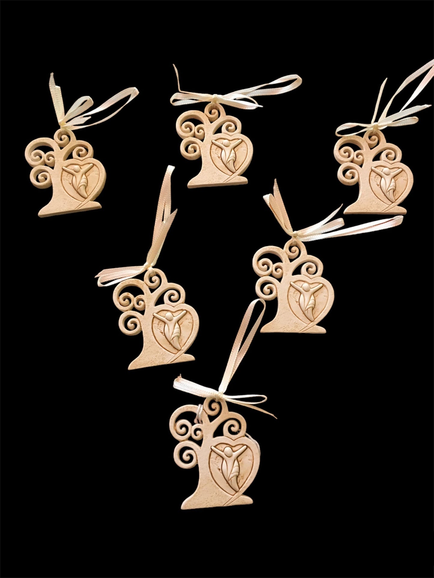 Set di 6 bomboniere Albero della Vita in resina decorata di colore beige "Gesù". Dimensioni singolo pezzo: cm 5 x 6 h. Confettata non inclusa. In negozio e online su tuttochic.it