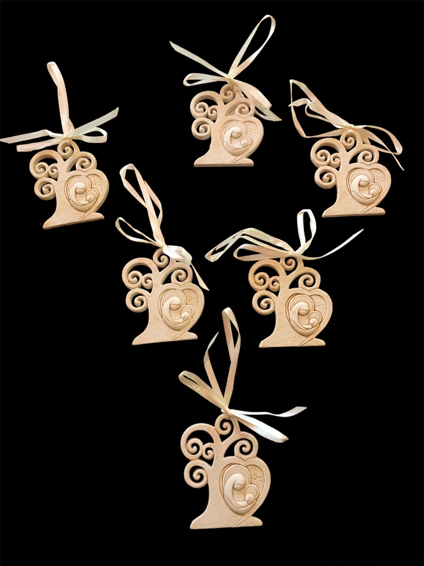 Set di 6 bomboniere Albero della Vita in resina decorata di colore beige "Madonna c/bambino". Dimensioni singolo pezzo: cm 5 x 6 h. Confettata non inclusa. In negozio e online su tuttochic.it