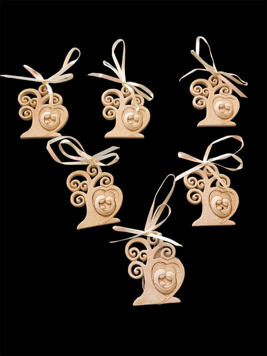 Set di 6 bomboniere Albero della Vita in resina decorata di colore beige "Sacra Famiglia". Dimensioni singolo pezzo: cm 5 x 6 h. Confettata non inclusa. In negozio e online su tuttochic.it