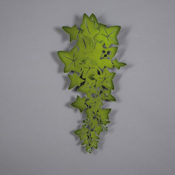 Applique in metallo di colore verde lucido. Dimensione: 30 x 60h