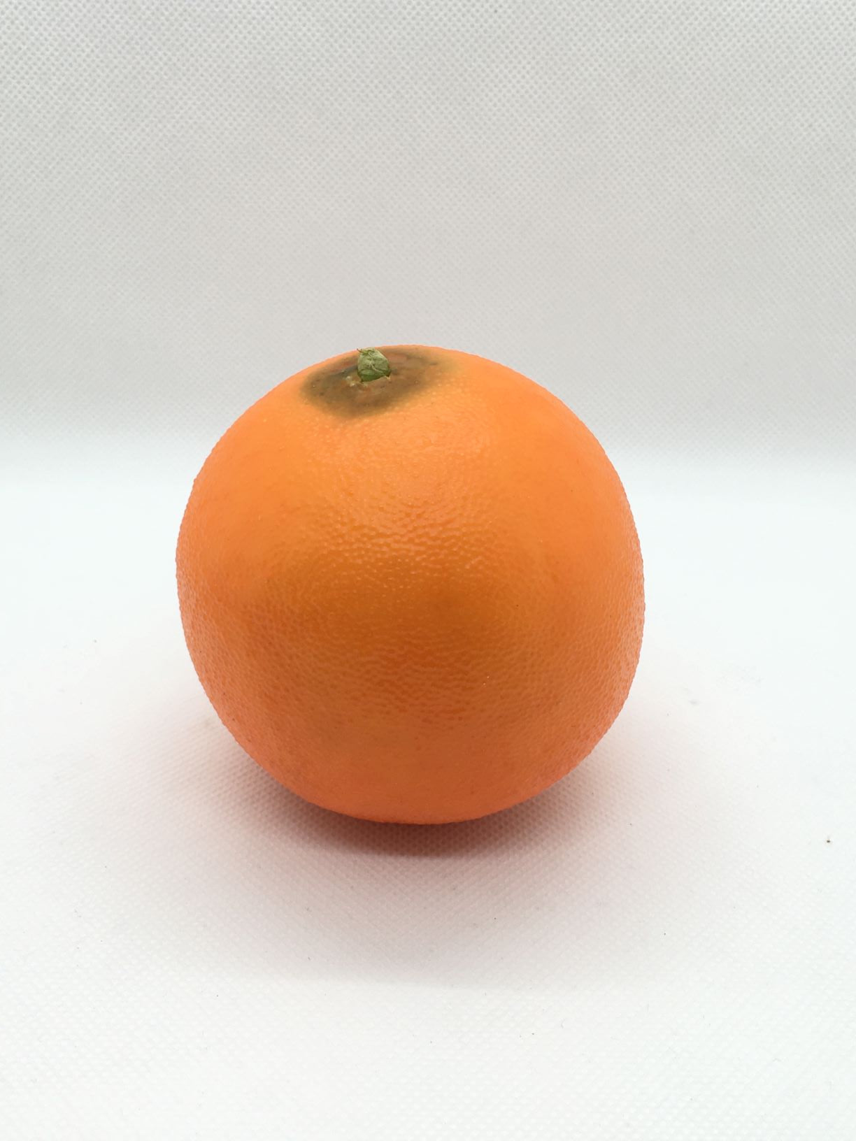 Arancia artificiale decorativa, ideale per creare decorazioni varie. Dimensione : diametro cm 8