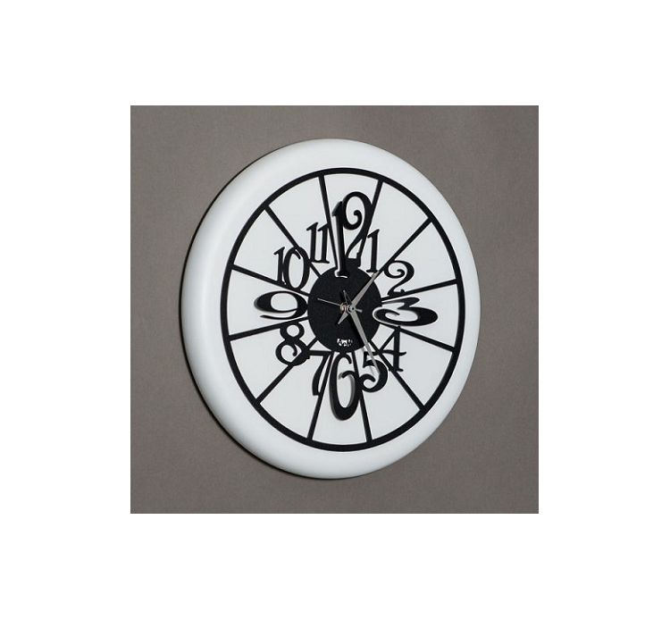Orologio da parete di dimensione contenute, simpatico e divertente, di colore bianco, facile da collocare in cucina. Dimensioni: diam.30. In negozio e online su tuttochic.it