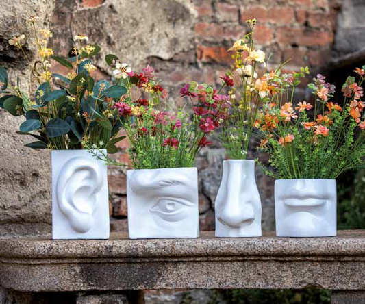 Vaso decorativo in ceramica di colore bianco. Collezione Augusto Dimensioni: cm 14,5 x 14,5 x h 23,5. In negozio e online su tuttochic.it