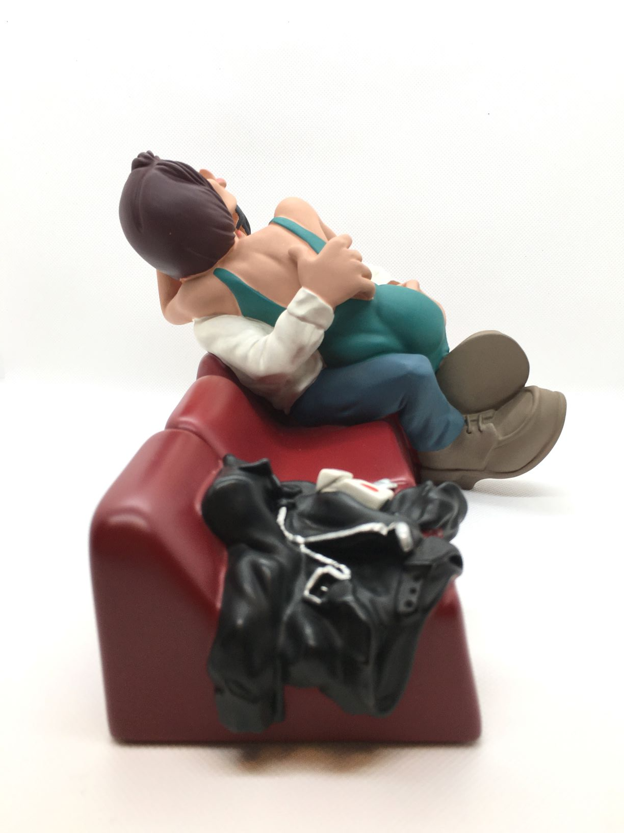 Statuina in resina decorata a mano della linea "Ballerini in Discoteca" di Antartidee, composta da 3 pezzi unibili. Made in Italy Dimensioni: cm 26 x 18 x 14 h Scopri tutti i prodotti della linea discoteca