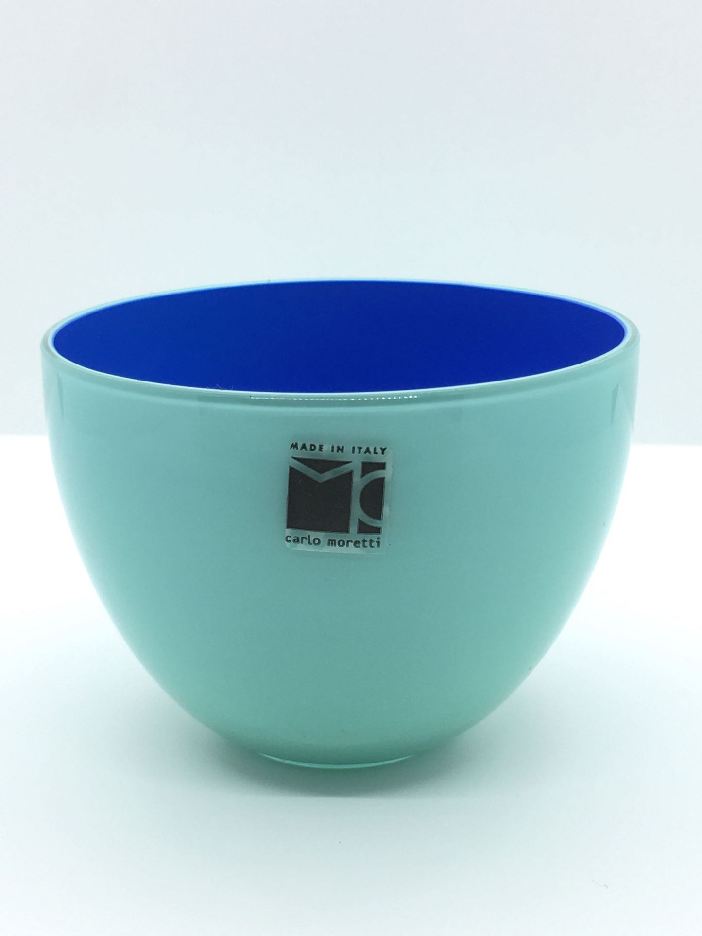 Coppetta in pasta vitrea di Murano bicolore, soffiata a bocca e rifinita a mano. EDIZIONE LIMITATA Dimensioni: diametro 97 mm, altezza 68 mm.