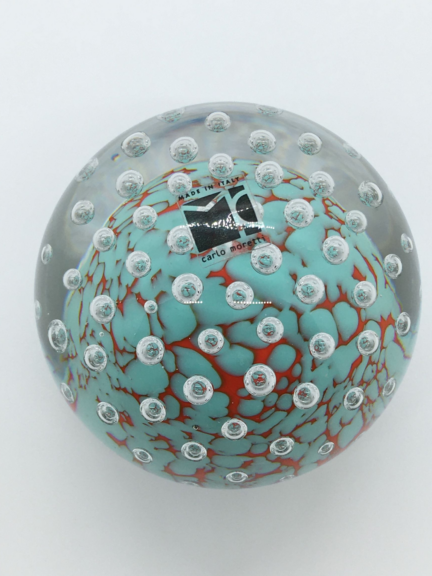 Boccia fermacarte in vetro di murano con motivi decorativi applicati a caldo, murrine striate turchese e rosse. EDIZIONE LIMITATA Dimensioni: h 85 mm | diametro 90 mm