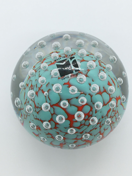 Boccia fermacarte in vetro di murano con motivi decorativi applicati a caldo, murrine striate turchese e rosse. EDIZIONE LIMITATA Dimensioni: h 85 mm | diametro 90 mm