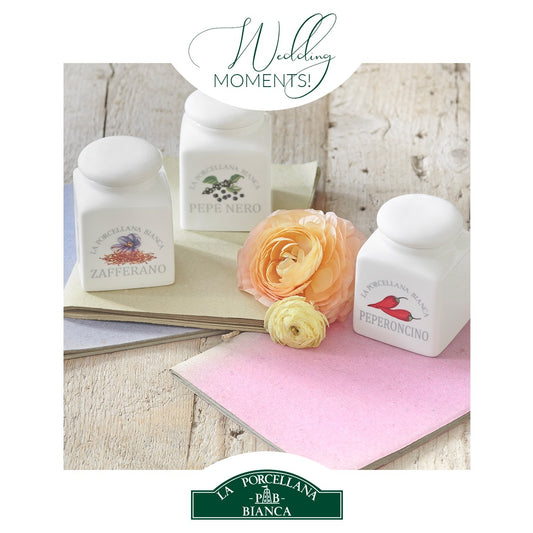 Barattolino in porcellana decorato Pepe Nero 175 cc. Dimensioni : 6,5x6xh9 cm Decorati, pratici e utili, caratterizzano ambienti curati in ogni minimo dettaglio. In negozio e online su tuttochic.it