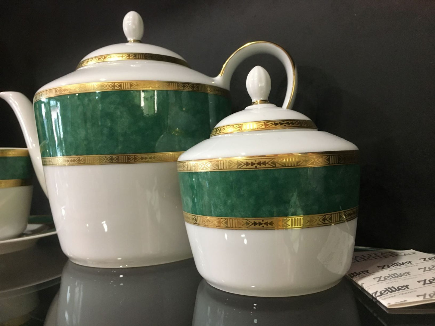 Servizio da tè in porcellana decorata con oro zecchino. Composto da : 12 tazze da tè con piatto in porcellana1 teiera in porcellana1 zuccheriera in porcellana. In negozio e online su tuttochic.it