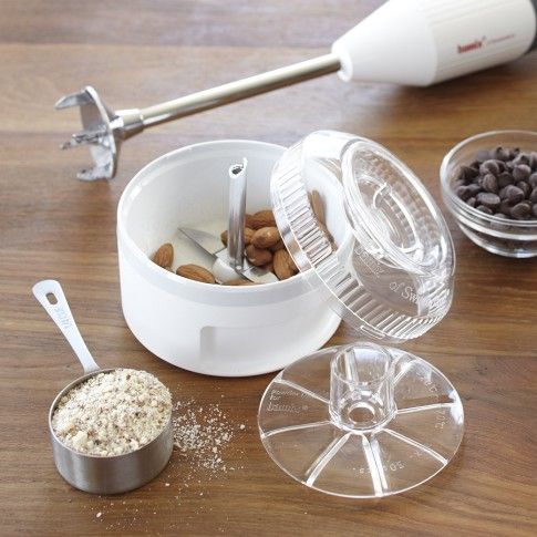 Macinino con lame per polverizzare adatto a tutti i Bamix, trita ingredienti secchi come erbe aromatiche, pane e cereali. Macina zucchero, spezie, cioccolato, formaggi stagionati e verdure essiccate. Incluso il Power Disc, viene utilizzato in combinazione con BX PROCESSOR per macinare il cibo in polveri fini.