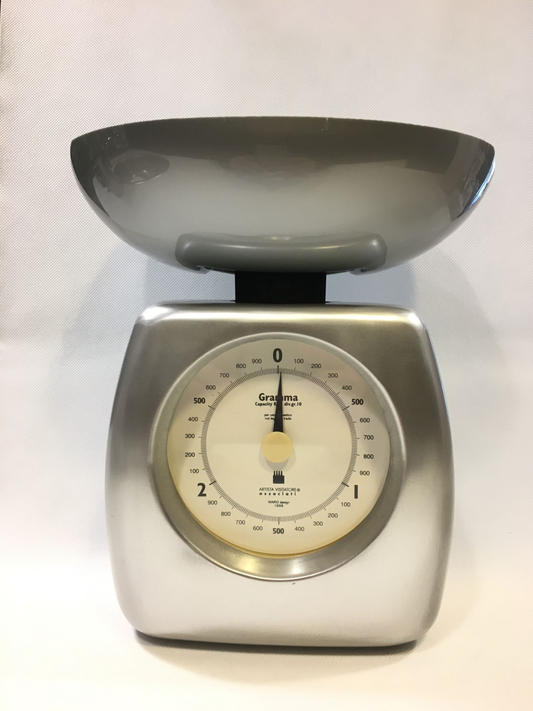 Bilancia da cucina in stile anni 50 in fusione d'alluminio e contenitore in termoformato. Design: Waro 1998 Dimensioni: cm 22 x 11,5 x 25 h