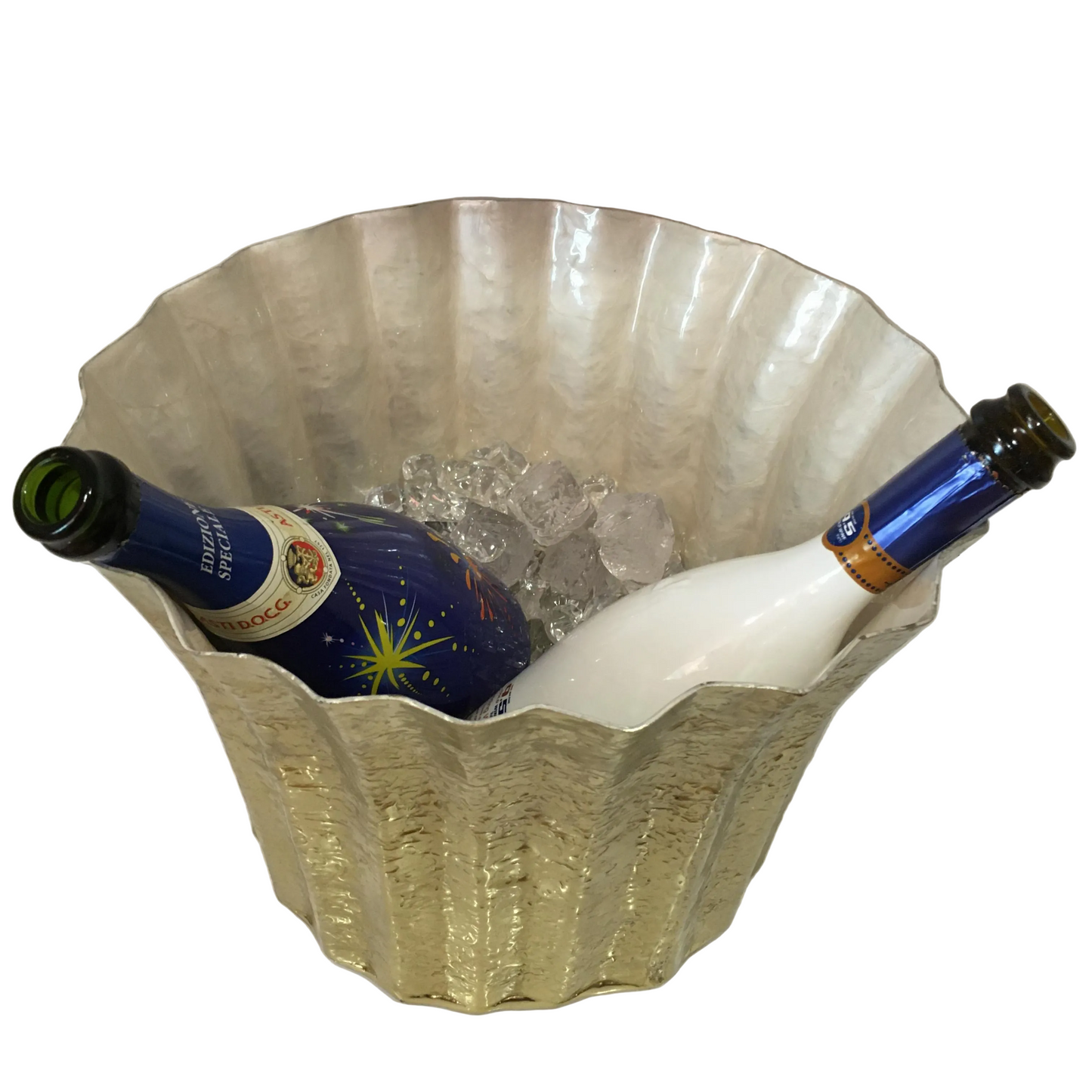 Vaso Brass oro EDG utilizzato come secchiello spumante e glacette con ghiaccio e bottiglie di vino.