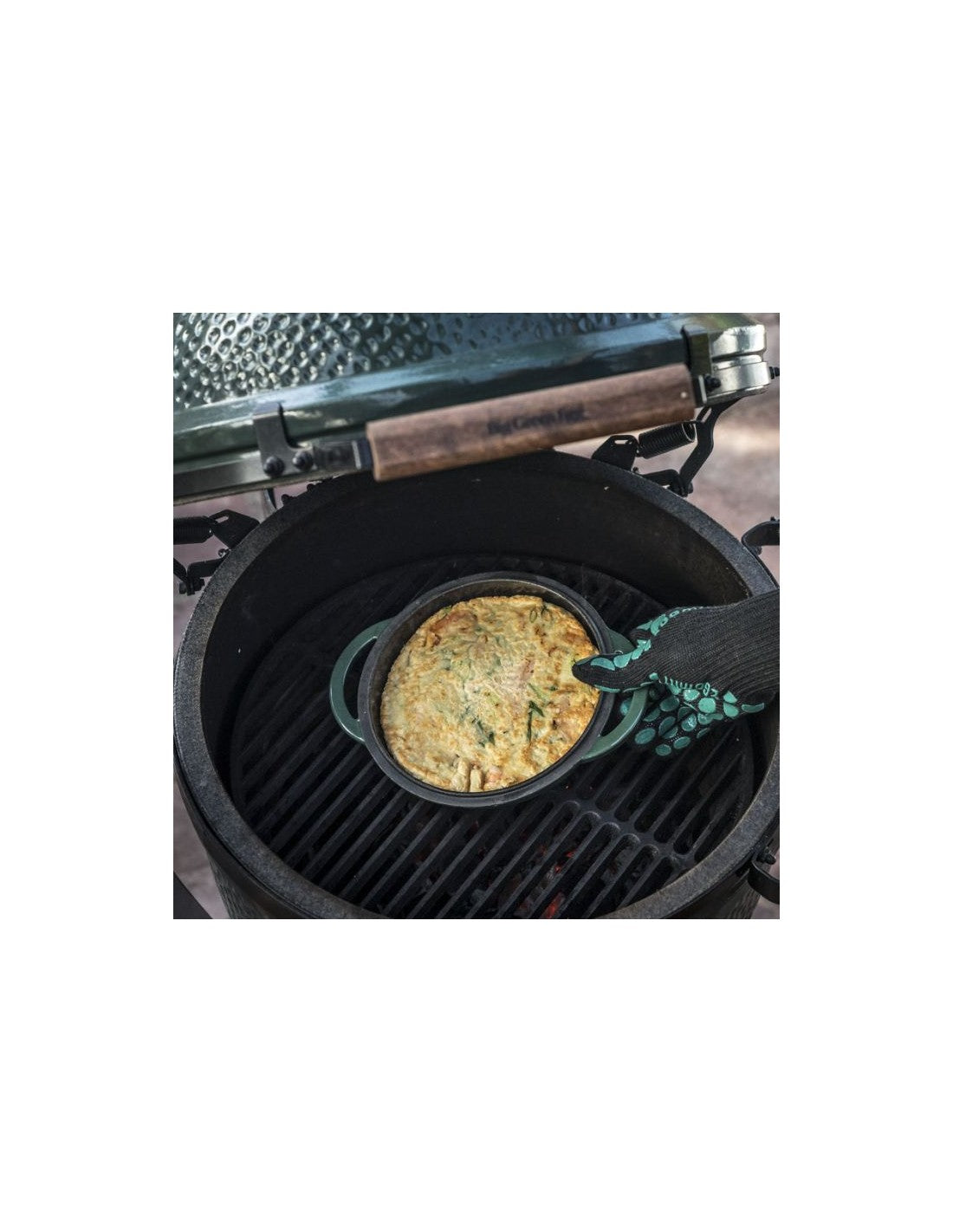Questo guanto da grill extra lungo protegge la mano sinistra o la destra fino a una temperatura di 246°C. Ha cotone morbido all'interno e fibre ignifughe all'esterno, lo stesso materiale che usano anche nell'aviazione. Taglia unica, ambidestro. In negozio e online su tuttochic.it
