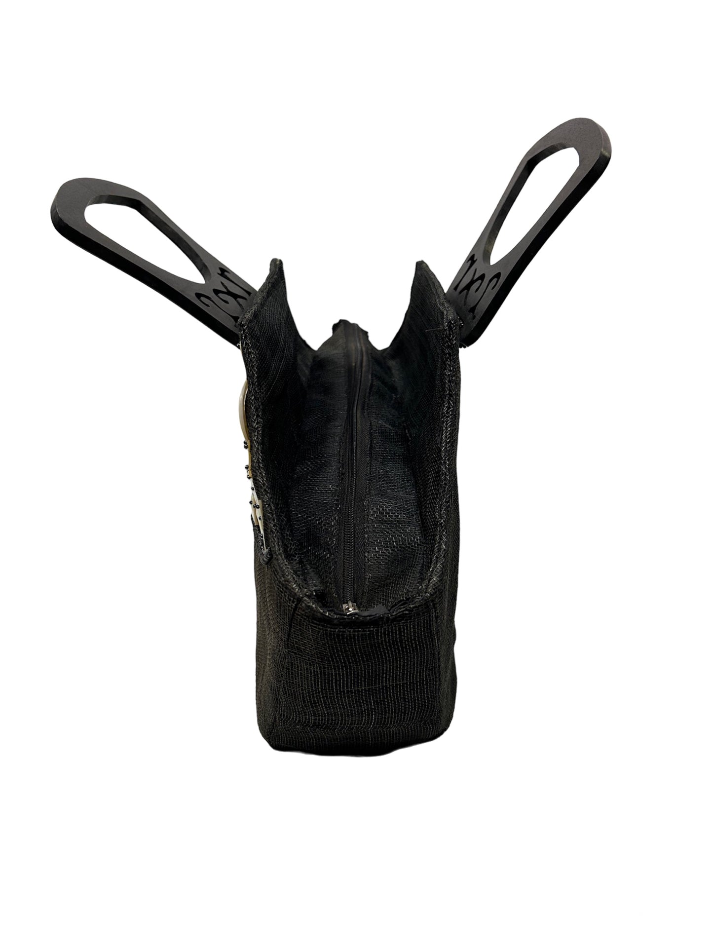 Borsa da passeggio in tessuto decorata con applicazioni di madreperla, perline e manici in legno lavorato. Chiusura a cerniera. Interno foderato con tasca. Dimensioni: cm 44 x 10 x 36 h (inclusi i manici). In negozio e online su tuttochic.it