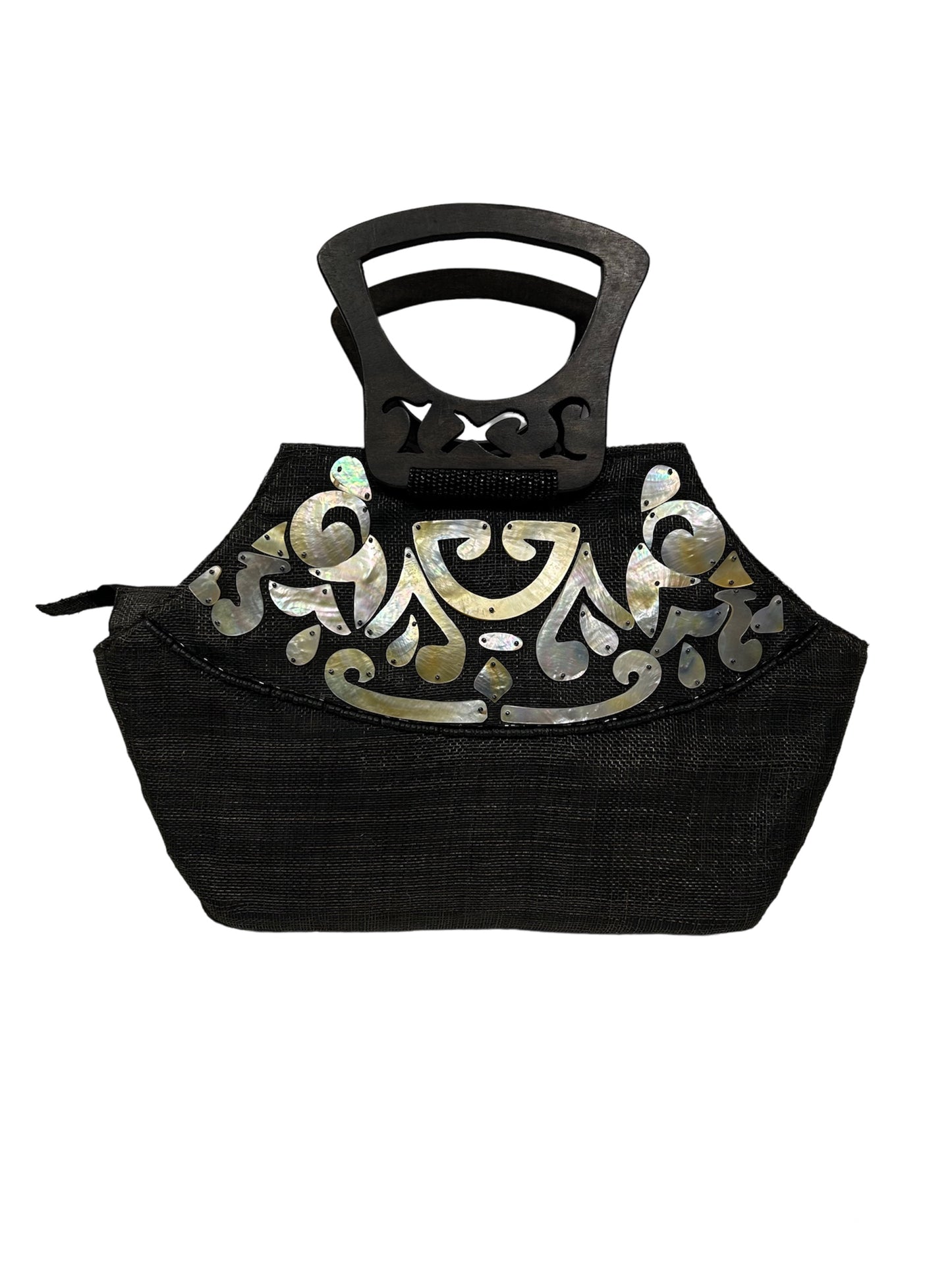 Borsa da passeggio in tessuto decorata con applicazioni di madreperla, perline e manici in legno lavorato. Chiusura a cerniera. Interno foderato con tasca. Dimensioni: cm 44 x 10 x 36 h (inclusi i manici). In negozio e online su tuttochic.it