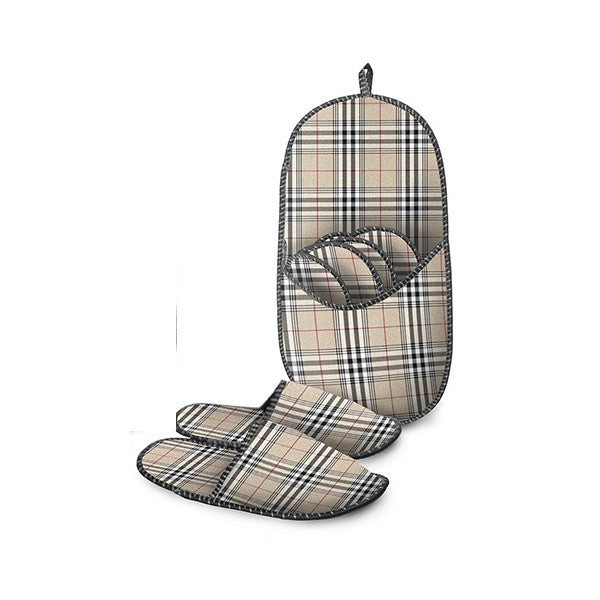 Ciabattone contenente 4 paia di ciabatte di misure diverse in poliestere con decoro Boston scozzese. Da tenere a portata di mano per la propria famiglia o per gli ospiti, può essere appeso. In negozio e online su tuttochic.it