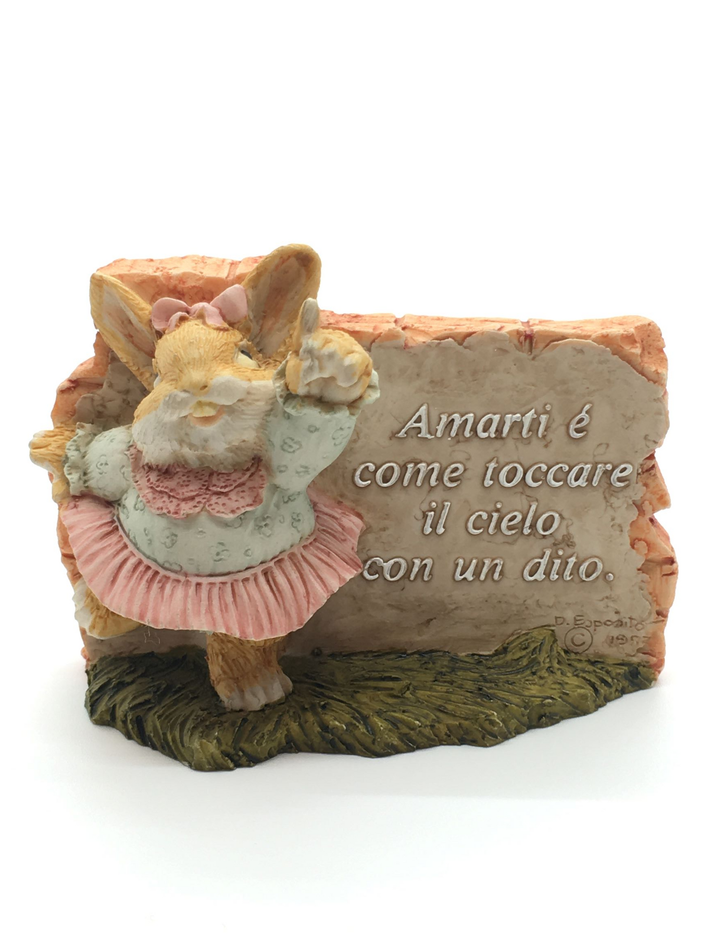 Statuina in resina decorata a mano della linea "Coniglietti" con dedica di Artefice Ottanta. Made in Italy Dimensioni: cm 9 x 6 h