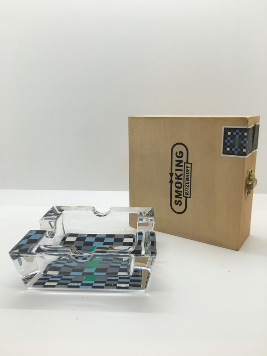 Posacenere quadrato in cristallo con decoro progettato da E. Schonweitz nel 2002, Edizione Limitata, della linea "Smoking" di Ritzenhoff. Custodito in una scatola di legno con cerniere e chiusura in metallo Dimensioni: mm. 100 x 100