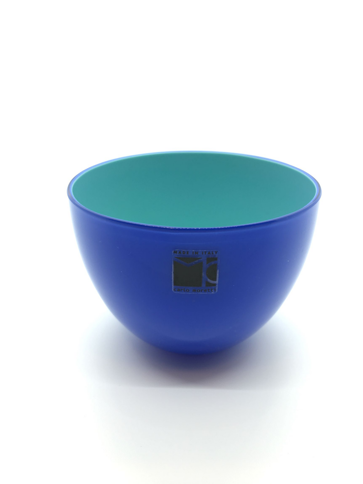 Coppetta in pasta vitrea di Murano bicolore, soffiata a bocca e rifinita a mano. EDIZIONE LIMITATA Dimensioni: diametro 97 mm, altezza 68 mm.