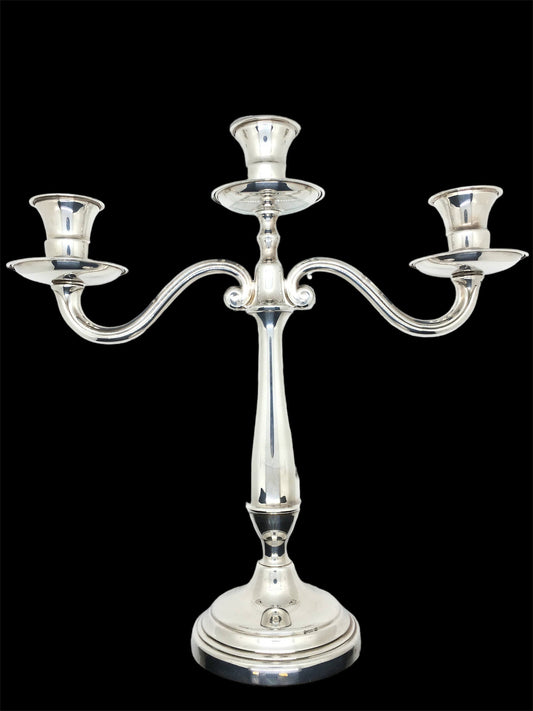 Candelabro a 3 fiamme in argento 800, stile inglese con piattini salvagoccia. Dimensioni: cm 34 x 34 h Peso: 461 gr. In negozio e online su tuttochic.it