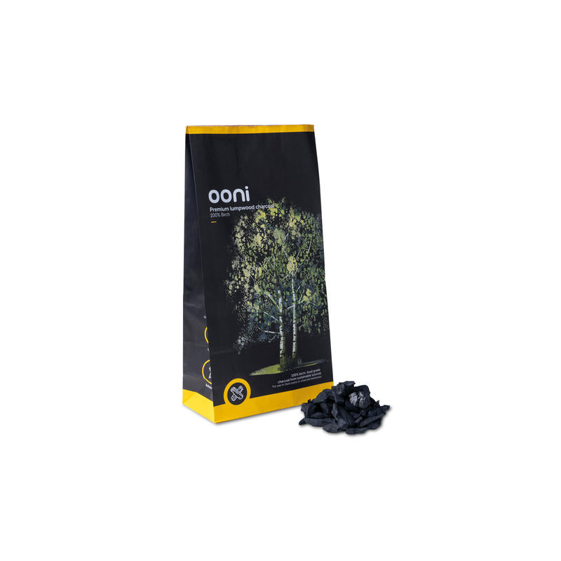 La carbonella Premium Lumpwood di Ooni è composta al 100% da legno di betulla ed è priva di sostanze chimiche, aromi o additivi, per un combustibile puro ad alte prestazioni che infonde ai tuoi piatti tutti i sapori naturali ed è pronto per la cottura entro 15 minuti dall'accensione.