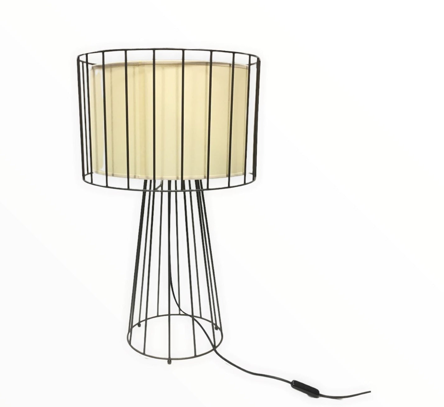 Lampada da tavolo in ferro di colore marrone e pagoda interna in carta telata pregiata con bordo in tessuto cucito. Dimensioni: base Ø 24 cm, cupola Ø 38 cm, altezza 65,5 cm. In negozio e online su tuttochic.it