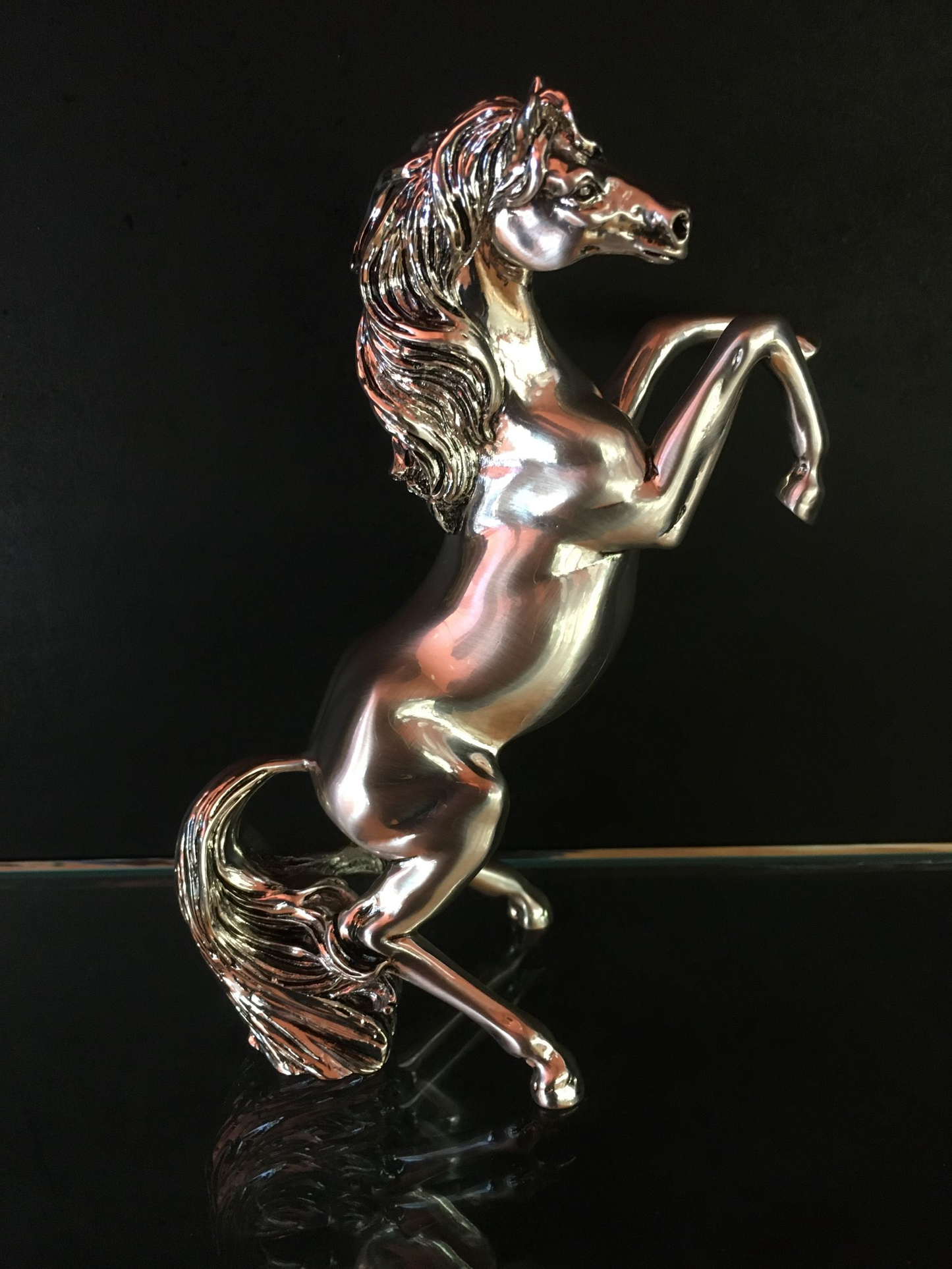 Cavallo rampante in resina argentata. Dimensioni : cm 12 x 6 x 16 h. Peso 189 gr Il prodotto va pulito con panno umido senza alcun prodotto chimico. In negozio e online su tuttochic.it
