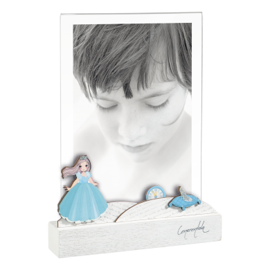 Portafoto "Cenerentola" in acrilico, con base in legno sbiancato e decorazioni su più livelli; nuova linea 'fiabe', caratterizzata da tenere illustrazioni e decorazioni handwriting che richiamano i testi delle favole più amate. Formato foto: 13x18 Dimensione esterna acrilico: 15x20. In negozio e online su tuttochic.it