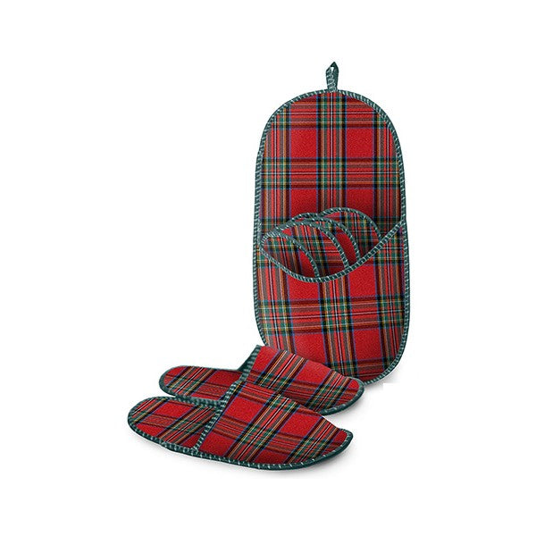 Ciabattone contenente 4 paia di ciabatte di misure diverse in poliestere con decoro Tartan rosso scozzese. Da tenere a portata di mano per la propria famiglia o per gli ospiti, può essere appeso. In negozio e online su tuttochic.it