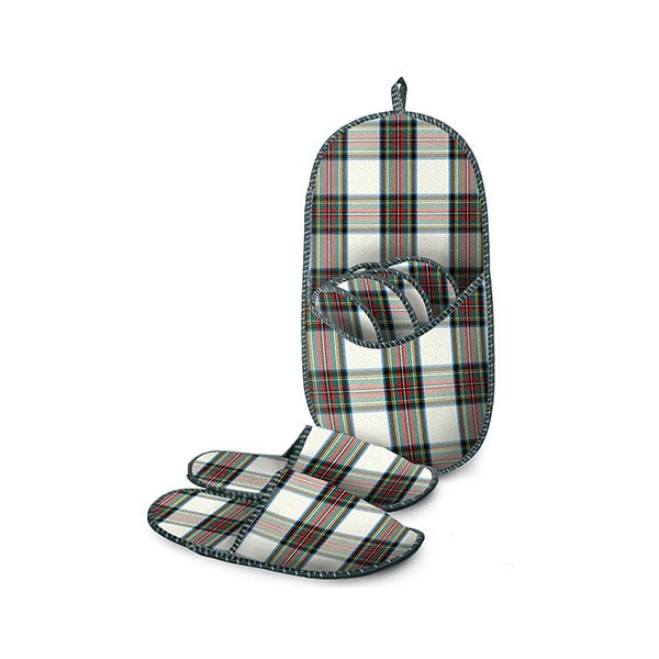 Ciabattone contenente 4 paia di ciabatte di misure diverse in poliestere con decoro Tartan scozzese. Da tenere a portata di mano per la propria famiglia o per gli ospiti, può essere appeso. In negozio e online su tuttochic.it